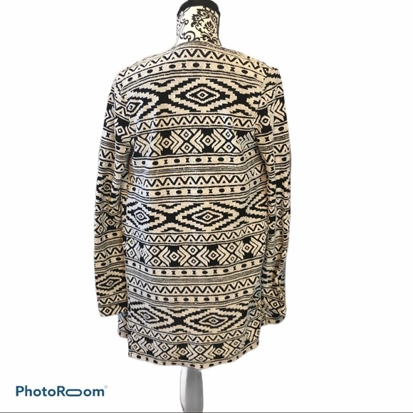 AMERICAN Eagle black & white Aztec pattern cardigan - Picture 2 of 5